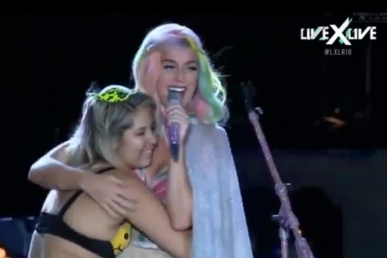 A Katy Perry fan kissed & groped Katy on stage in Rio | Glamour UK