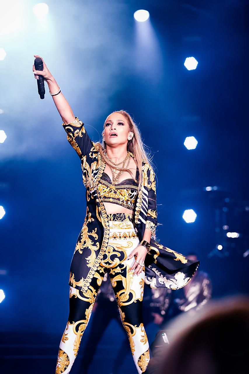 Jennifer Lopez thrills fans with live Dubai performance