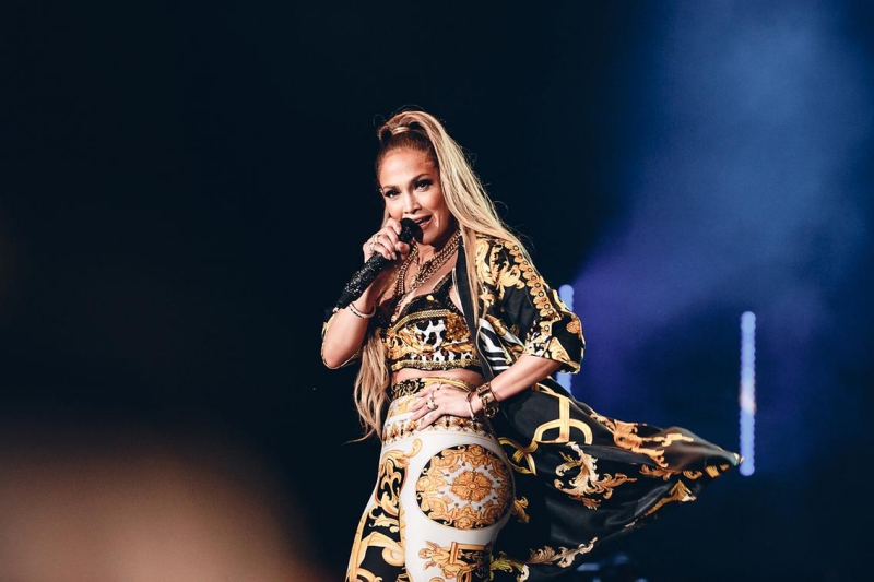 Jennifer Lopez mặc thiết kế trong BST Xuân Hè 2018 của Versace trong show diễn tại Dubai