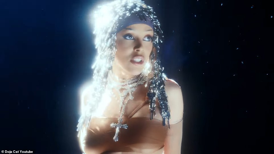 Doja Cat oozes Sєx appeal in the edgy music video for her new single MASC featuring rapper/singer Teezo Touchdown, which was released Thursday