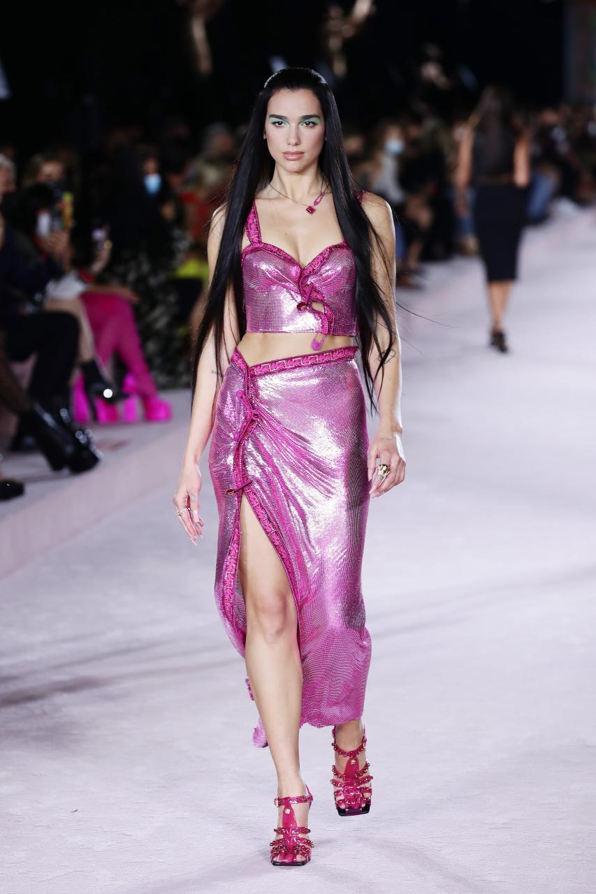 Fashion, Shopping & Style | Add It to Her Résumé! Dua Lipa Made Her Runway  Debut During Versace's Fashion Week Show | POPSUGAR Fashion UK PH๏τo 13