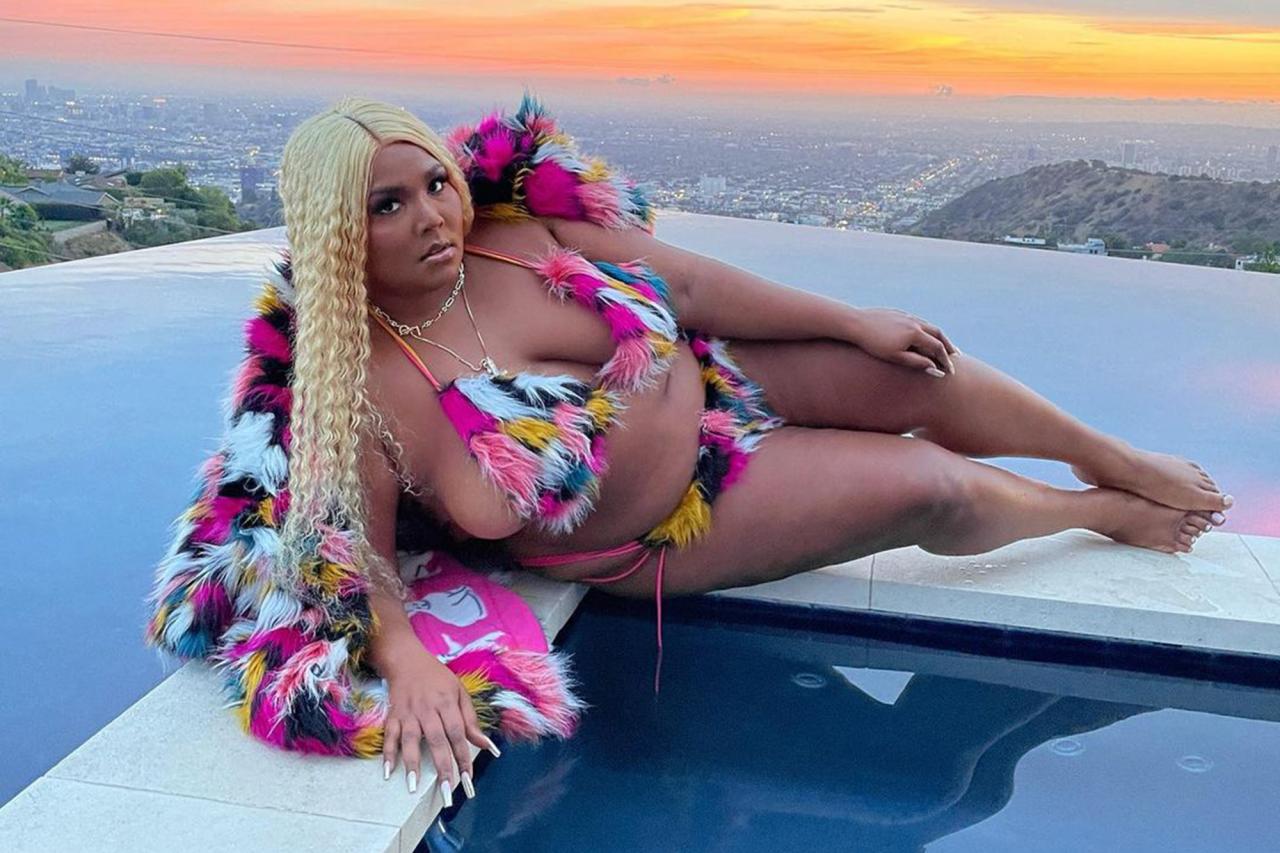 Lizzo twerks in a colorful faux fur ʙικιɴι