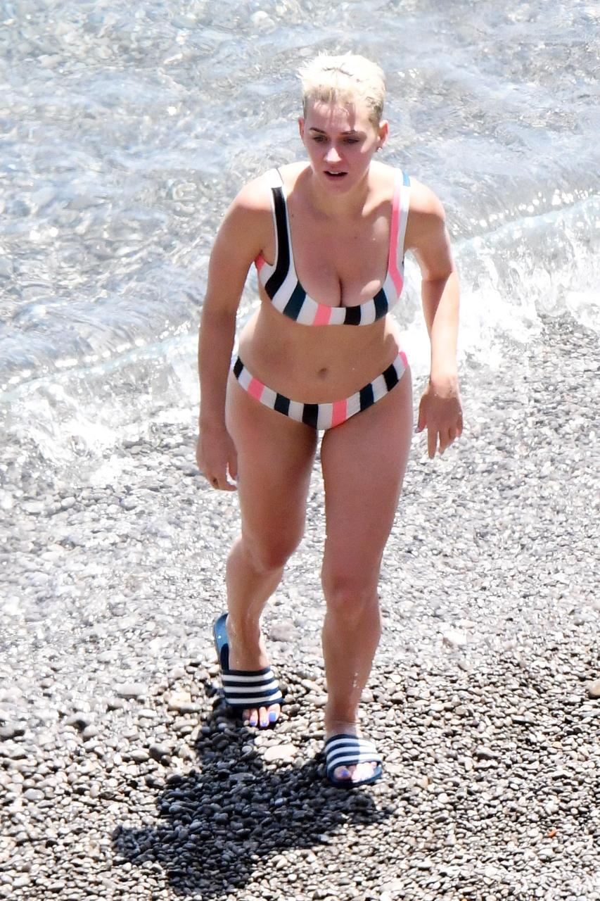  Katy Perry puts her stunning figure on display as she heads up the beach