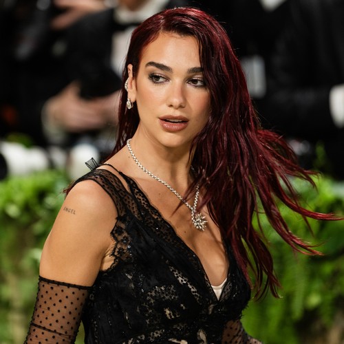 Dua Lipa addresses painful on-stage accidents - radioseren.net