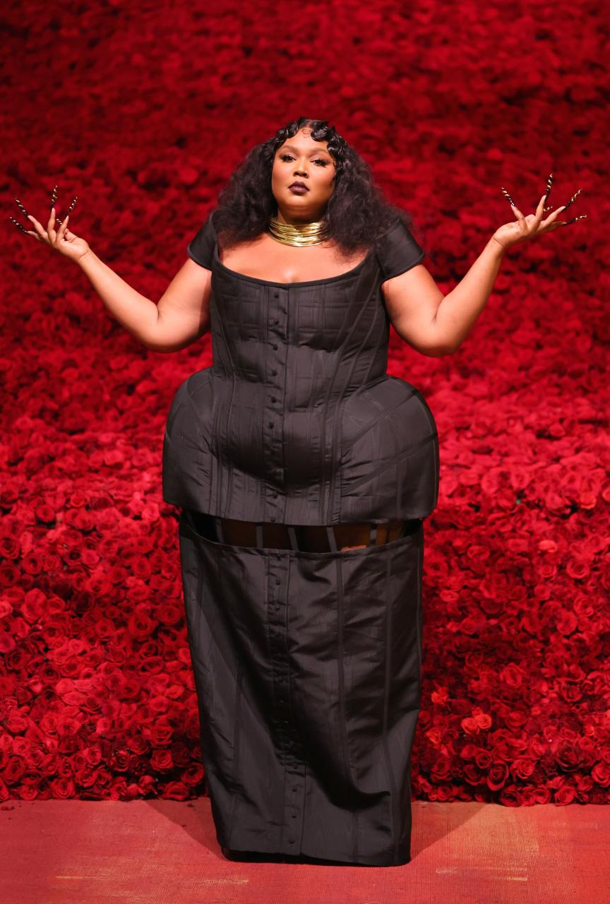 Lizzo Speaks Out About the Body-Shaming She Faces Online: 'Y'all Don't Know  How Close I Be to Giving Up on Everyone' | Glamour