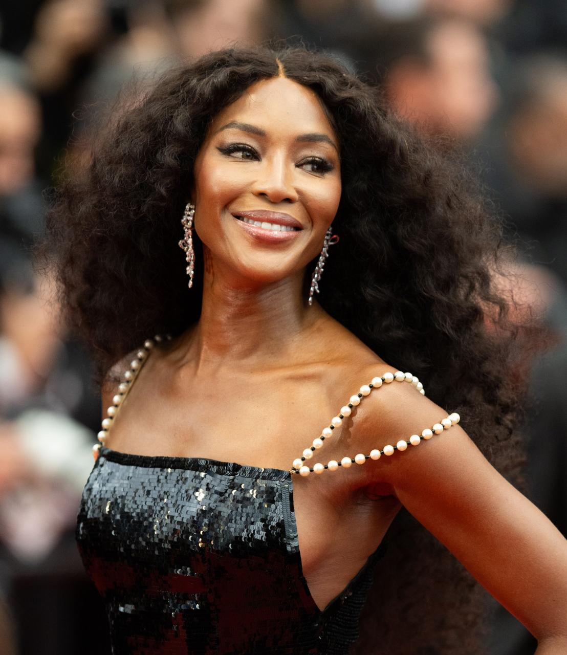 Naomi Campbell draagt iconische couture look opnieuw na 28 jaar