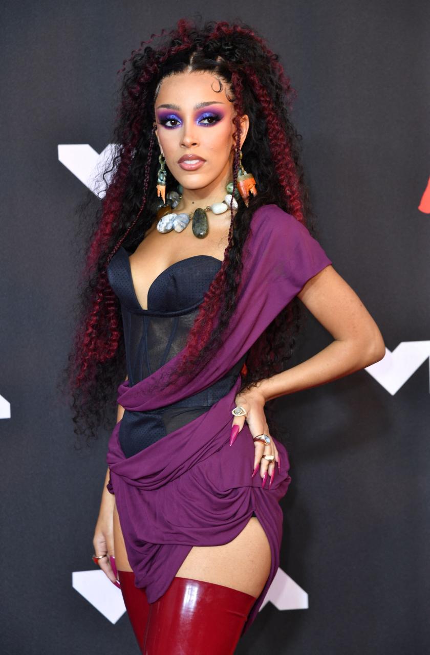 All of Doja Cat's 2021 VMAs Beauty Looks in One Place | Allure