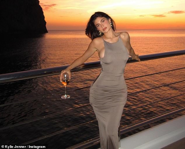 Kylie Jenner, 26, wowed her fans  Sunday when she posted some sultry pH๏τos with the Spanish sunset in the background. The reality star as been vacationing on a yacht off Mallorca with her mom Kris, 68, and sister Kendall, 28