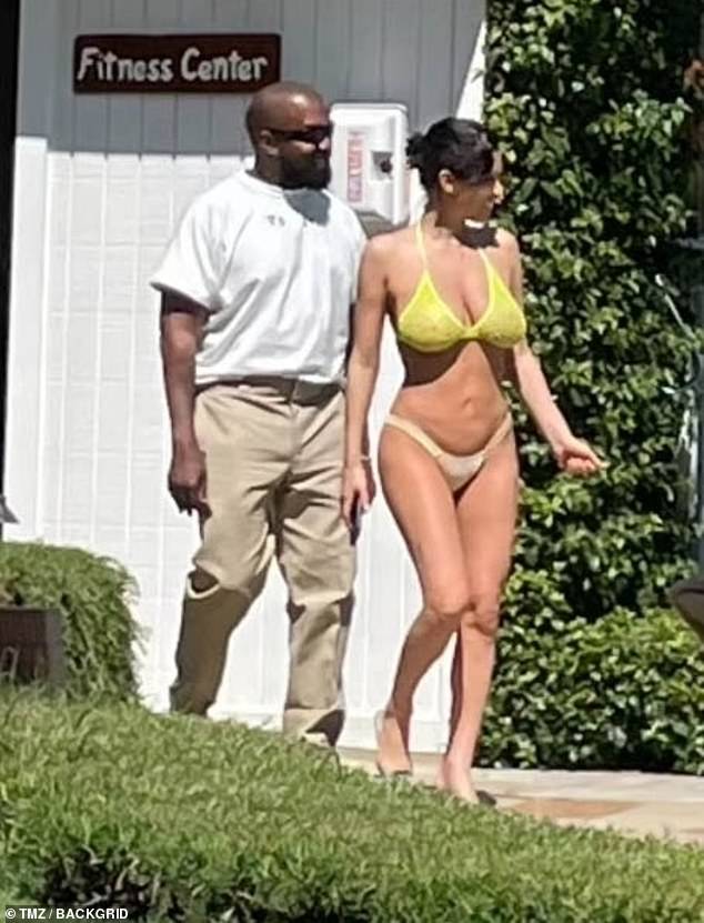 Kanye West 's wife Bianca Censori showcased her stunning figured as they enjoyed a romantic weekend getaway at a luxury H๏τel in Santa Barbara County, California, on Saturday