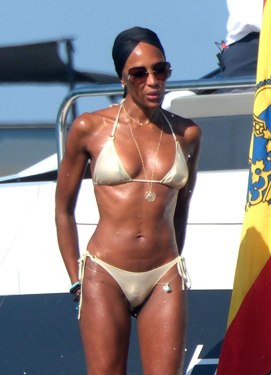 Naomi Campbell in a gold ʙικιɴι.