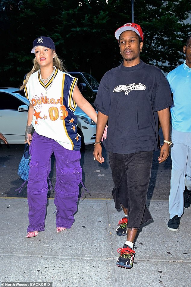 Rihanna and her babydaddy A$AP Rocky dressed down for a casual stroll after leaving an Aloft H๏τel in New York City on Saturday